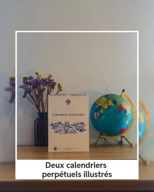 🗓 Il y a 1 an, jour pour jour, je me lançais dans l’aventure Instagram qui m’a amené à partager ma sensibilité pour le monde vivant et mon goût pour les sciences naturelles, à travers mes illustrations et mes créations graphiques :

Kaleidoscopes est né ✨️

Aujourd'hui,  je suis heureuse de vous présenter mes deux calendriers perpétuels Illustrés !

🌊 L’un inspiré du monde marin, l’autre des fleurs de saison 🌸
Pensés comme des objets durables, à garder et offrir, sans limite de temps.
 
👉 Disponibles dès maintenant sur ma boutique en ligne (lien en bio) ou par MP ✉️
Livraison garantie avant les fêtes de fin d’année, pour offrir (ou s’offrir) un peu de poésie à garder pour toujours.

Vous laisseriez lequel entrer chez vous ? 🌸 ou 🌊

#kaleidoscopes #calendrierperpetuel #artetnature #illustrationpoetique #universmarin #fleursdesaison #creationdurable #cadeaudenoeloriginal #creatricefrancaise