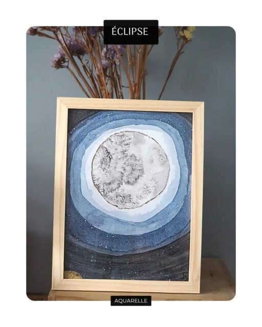 Eclipse 🌘
[Aquarelle - Papier recyclé 250 g - Format A4] 

Grande fan de la Lune depuis toujours, je ne pouvais évidemment pas passer à côté de ce rendez-vous. 

La dernière éclipse que j’avais observée, j’avais 7 ans. Des années plus tard, j’ai retrouvé cette même fascination, les yeux levés vers le ciel. 

Alors forcément, j’ai eu envie d’en garder une trace… à ma façon. 🌙 

✨️L’originale est à retrouver sur le Kaleido-shop.
#aquarelle #illustrationaquarelle #illustrationoriginale #eclipse #nantes